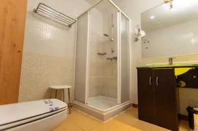 Un baño de Hostal - Bungalows Camping Cáceres