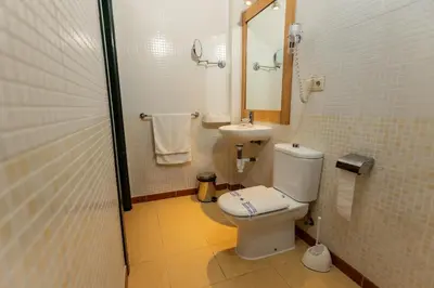 Un baño de Hostal - Bungalows Camping Cáceres