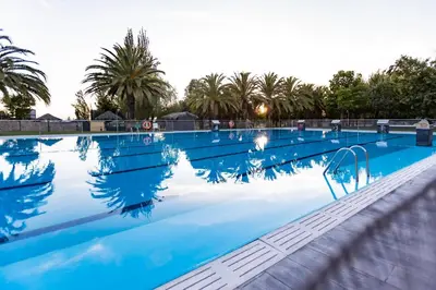 Piscina en o cerca de Hostal - Bungalows Camping Cáceres